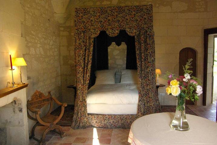 Location de vacances pour 2 personnes, avec vue ainsi que terrasse et jardin à Veuil - 4