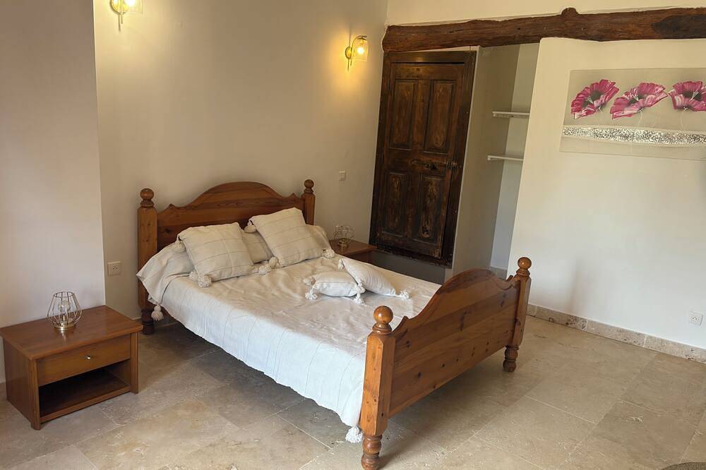 Apartamento entero, T3, renovated in a charming estate surrounded by nature in the Haut Var in Régusse, Región Brignoles