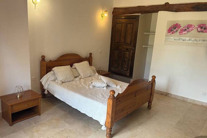 Ganze Wohnung, T3, renovated in a charming estate surrounded by nature in the Haut Var in Régusse, Brignoles Region