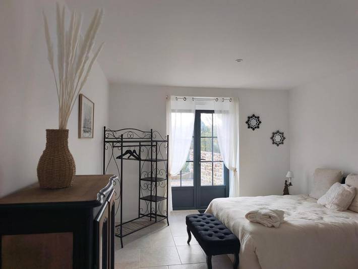 Location de vacances pour 2 personnes, avec vue ainsi que terrasse et jardin à Romazy