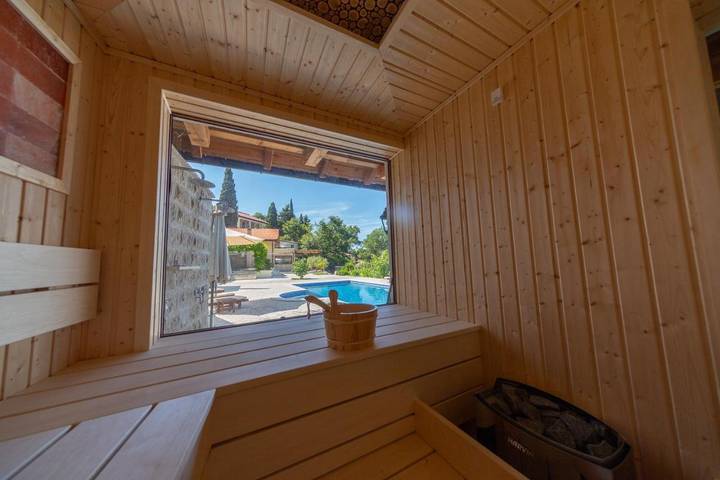 Villa für 6 Personen, mit Balkon und Whirlpool sowie Terrasse und Garten in Montenegro - 4