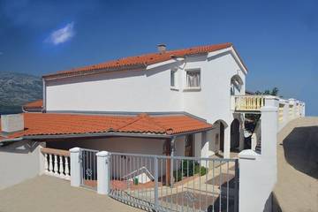 Vacation Apartment for 4 Guests in Vinjerac, Zadar, Picture 1