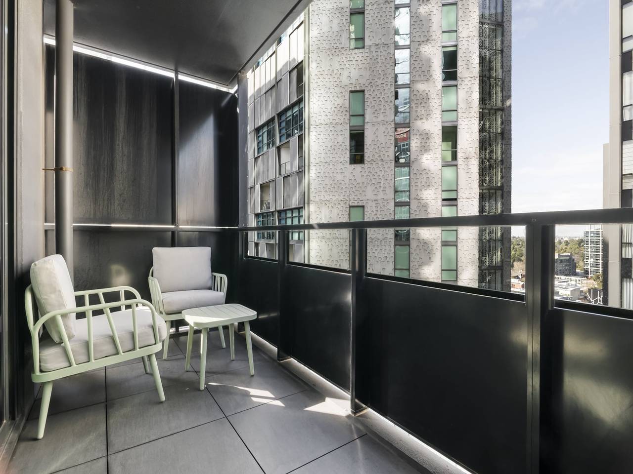 Entire apartment, Sleek Southbank 2-Bed Apartment with Balcony Views in Southbank, Melbourne