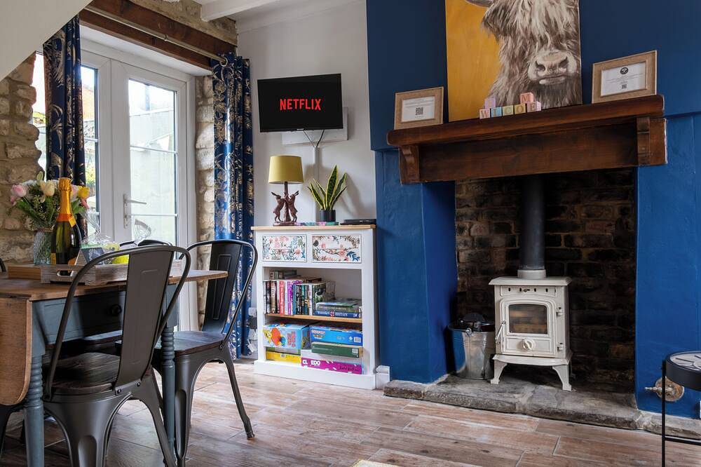 Pet Friendly Cottage, Near Amenities with Log Fire in Stroud, Gloucestershire