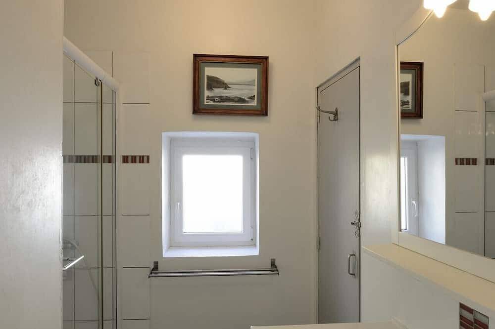 Overlooking the little port, 60 m2 gîte with incredible view, large garden in Provence