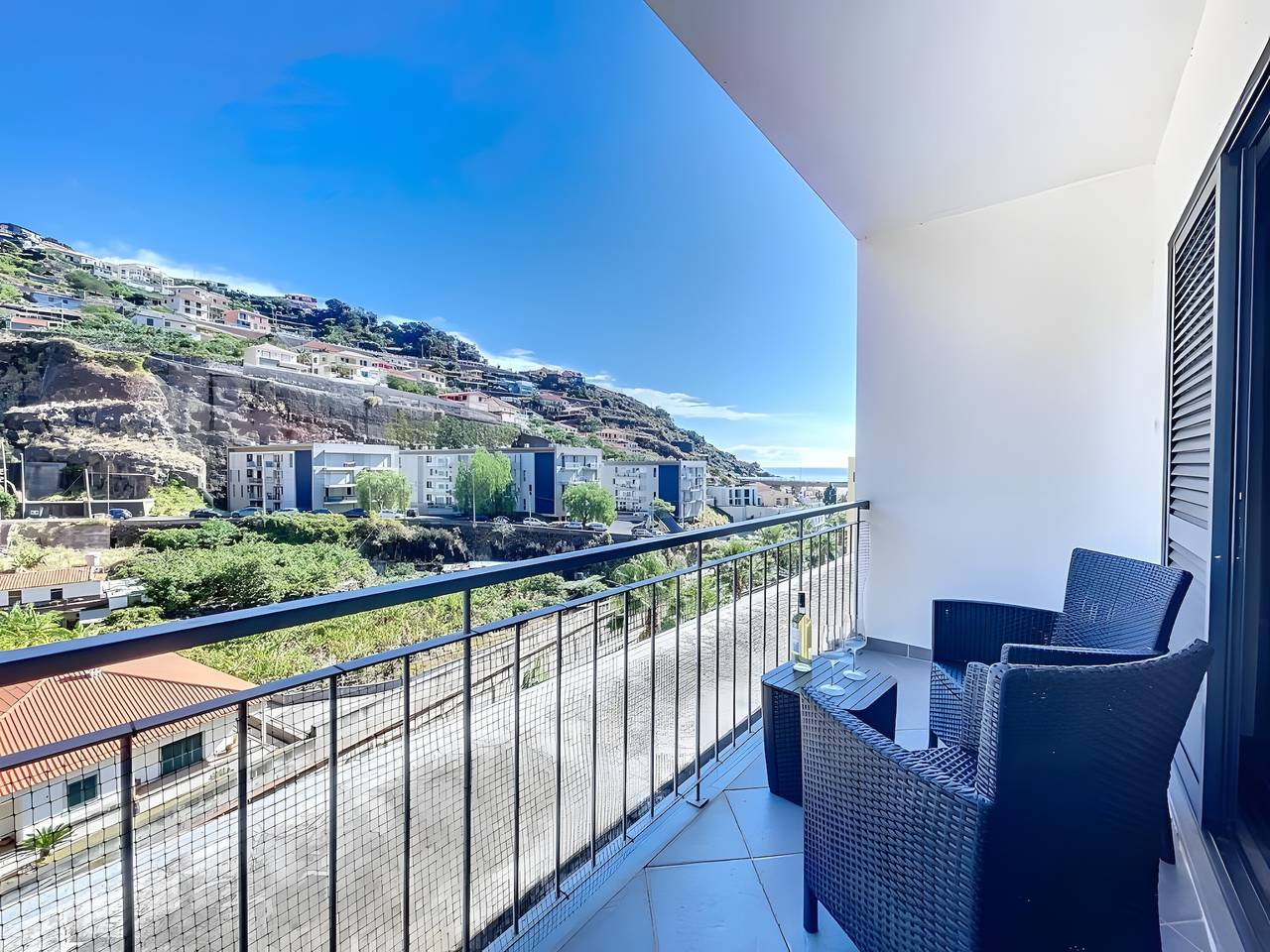 Ganze Wohnung, Apartment „Agostinho Santa Cruz“ mit Meerblick, Balkon und Wlan in Santa Cruz (Madeira), Madeira
