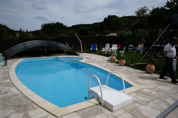 Location de vacances pour 3 personnes, avec bassin pour enfant et jardin à Allemagne-en-Provence