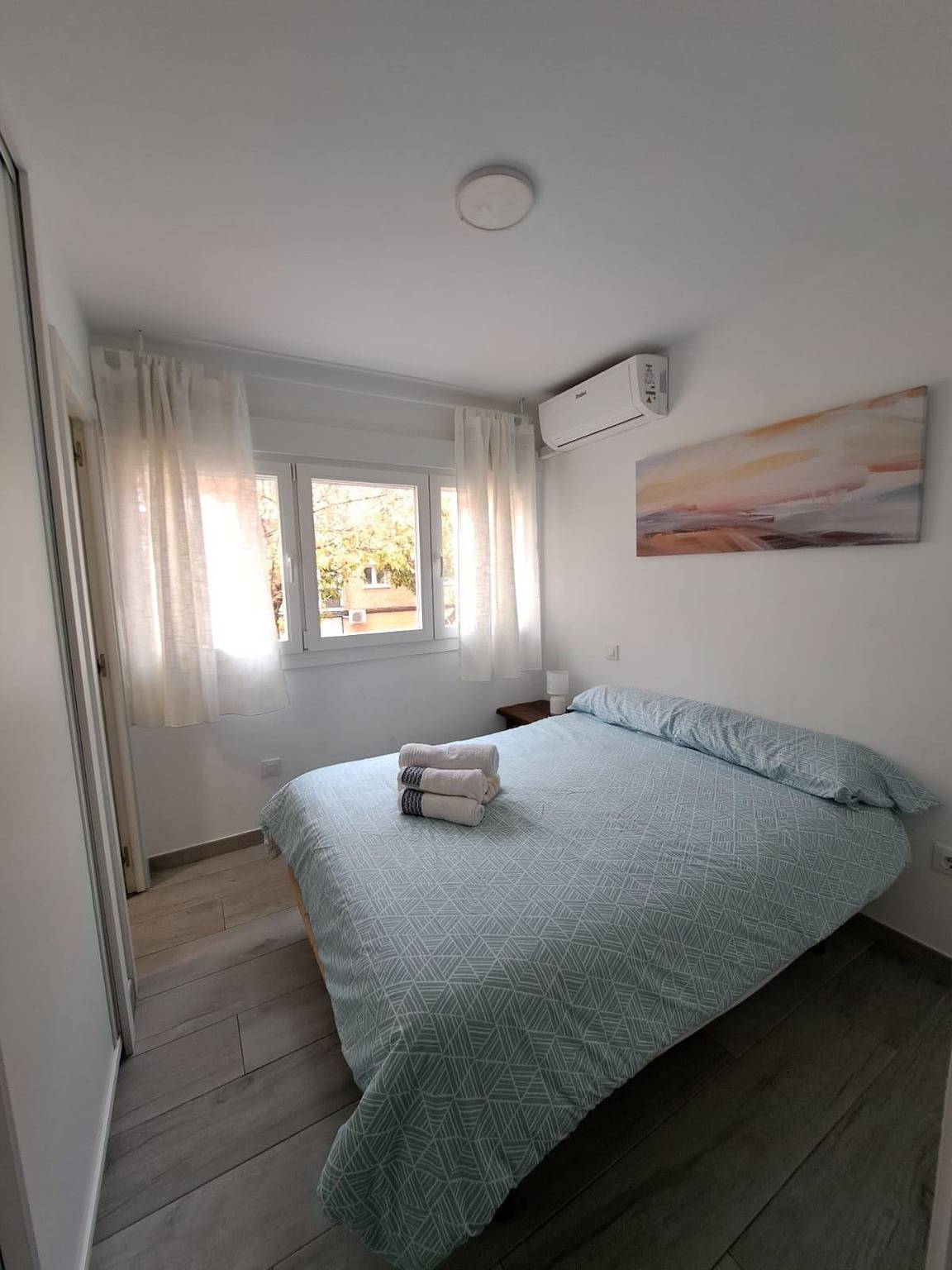 Entire holiday apartment, Charming Apartment up to 4 persons 3 min to Metro in Fuencarral-El Pardo, Madrid