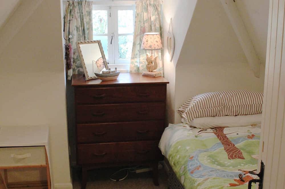 Cedar-tiled  Cottage in own Garden, in Grounds of Nearby Owner's House in Beaulieu (Hampshire), Hampshire