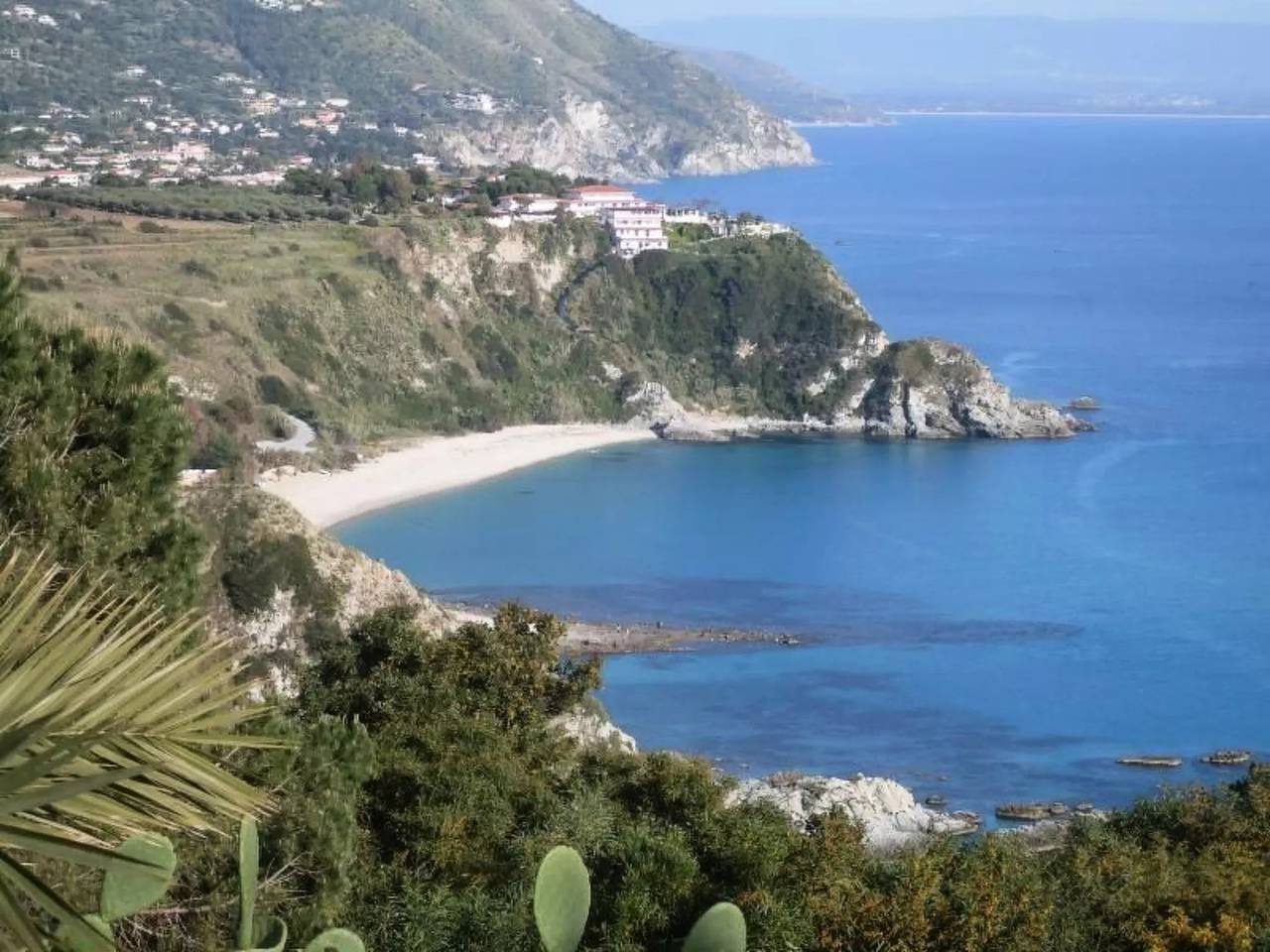 6 personas in Faro Capo Vaticano, Provincia de Vibo Valentia