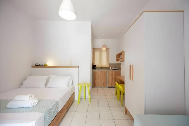 Appartamento intero, Appartamento 'Irene Superior Triple Disability' con terrazza privata, Wi-Fi e aria condizionata in Andros