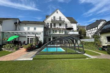 Ferienwohnung für 4 Personen, mit Garten und Pool sowie Balkon in Hallenberg