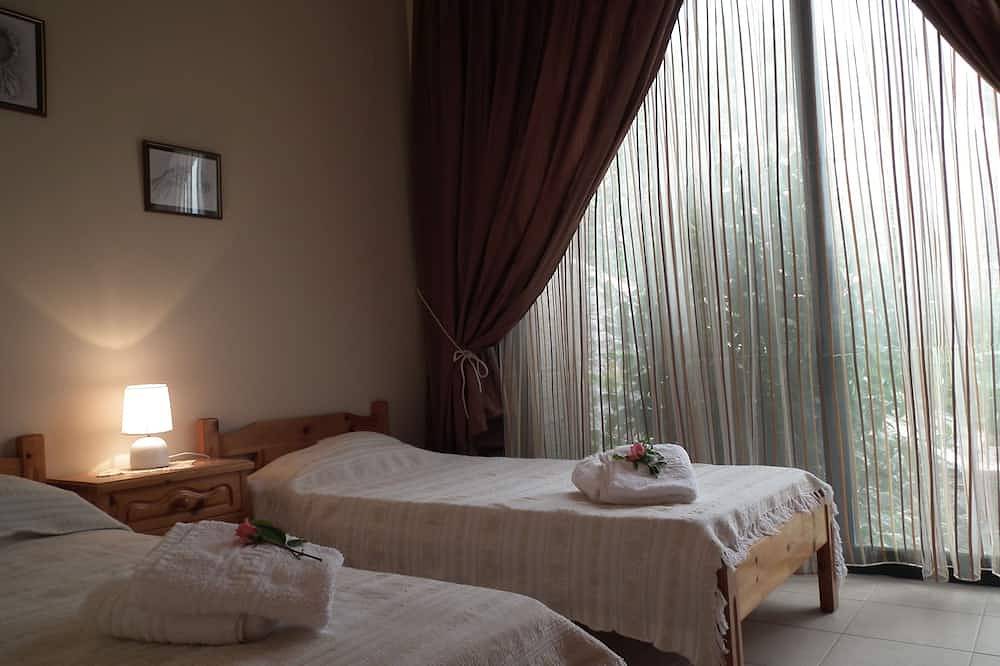 Geheel appartement, Daphne Gezinsvriendelijke appartement met grote tuin, op slechts 700 meter van het strand in Stoupa, Messenia