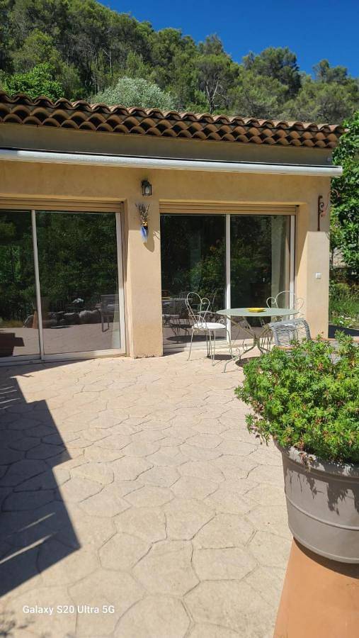 Location de vacances pour 2 personnes, avec jardin ainsi que vue et piscine à La Trinité