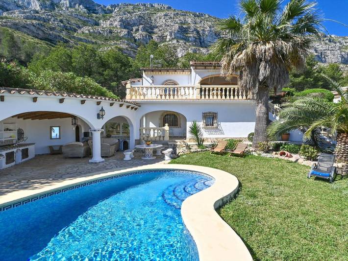 Villa für 8 Personen, mit Terrasse und Whirlpool sowie Garten, mit Haustier in Dénia