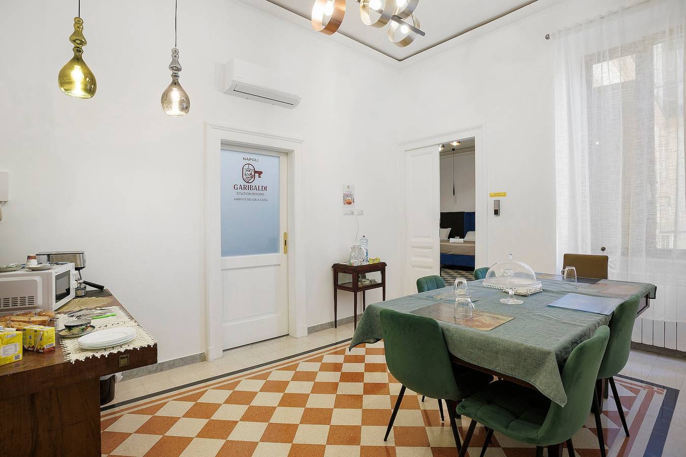 Bed and Breakfast 'Garibaldi Station Rooms - Suite 4Pp' with Wi-Fi and Air Conditioning in Naples, Naples Province