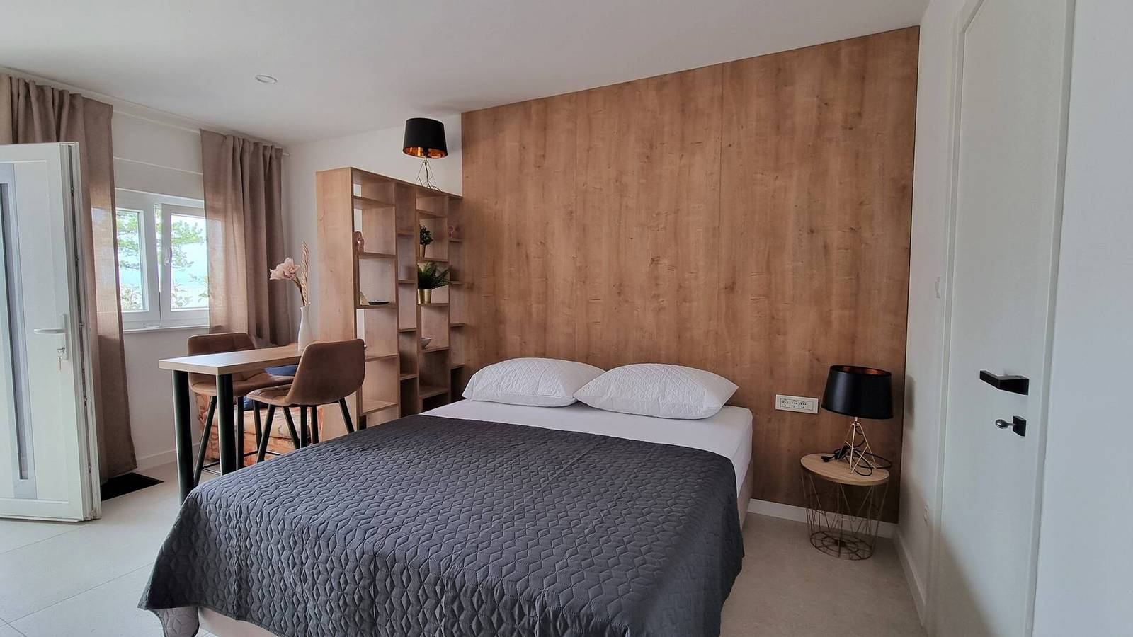 Ganze Wohnung, Luxusapartment Punta Silo - Studio, 30 m vom Meer, Meerblick, Swimmingpool, Außendusche, Smart-Tv, Waschraum, privater Parkplatz in Silo (Krk), Krk