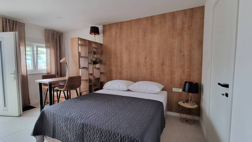 Ganze Wohnung, Luxusapartment Punta Silo - Studio, 30 m vom Meer, Meerblick, Swimmingpool, Außendusche, Smart-TV, Waschraum, privater Parkplatz in Silo (Krk), Krk