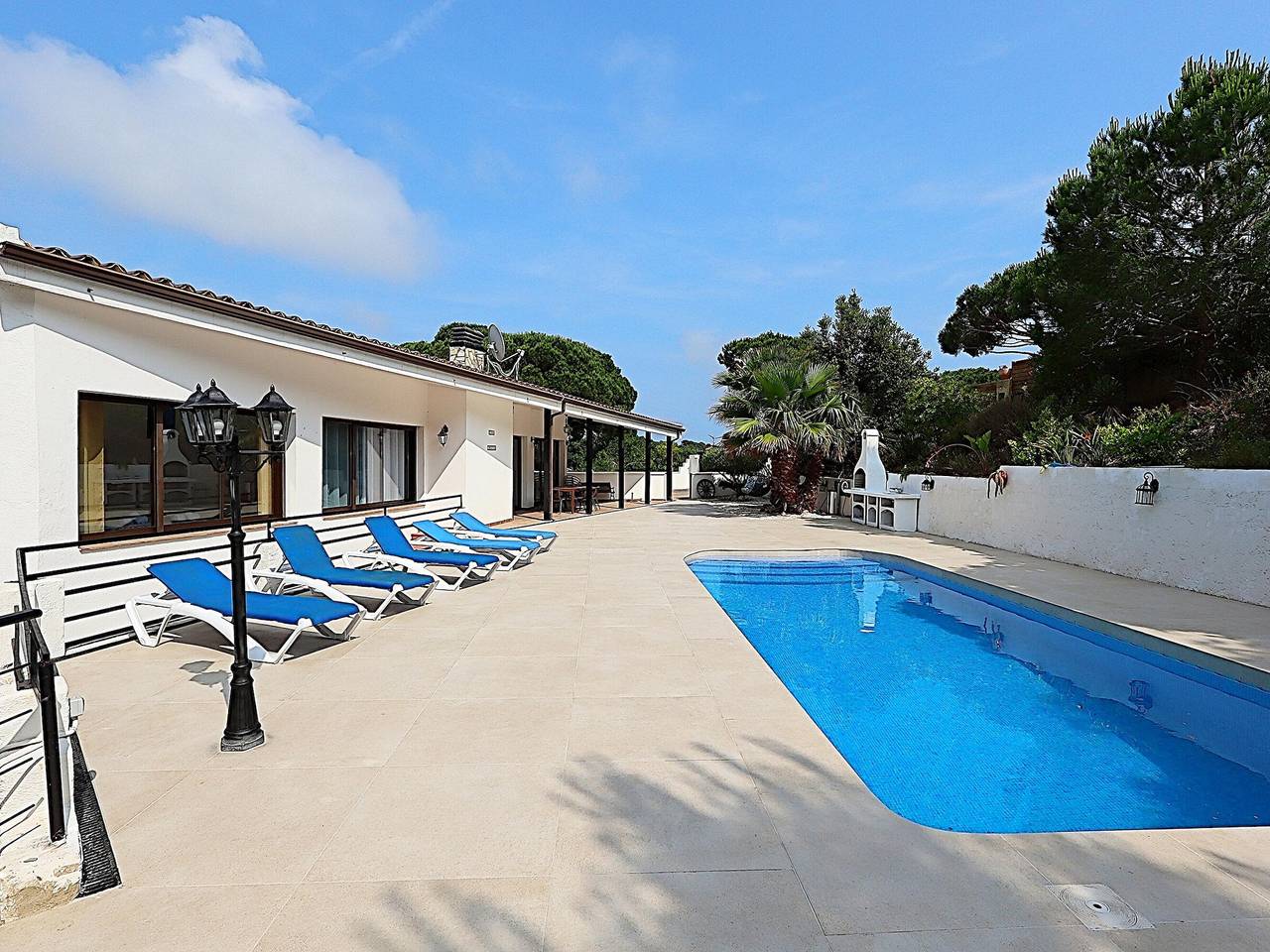 Geräumige Villa mit privatem Pool und Grill in Lloret de Mar, nahe dem Zentrum in Tossa de Mar, Costa Brava