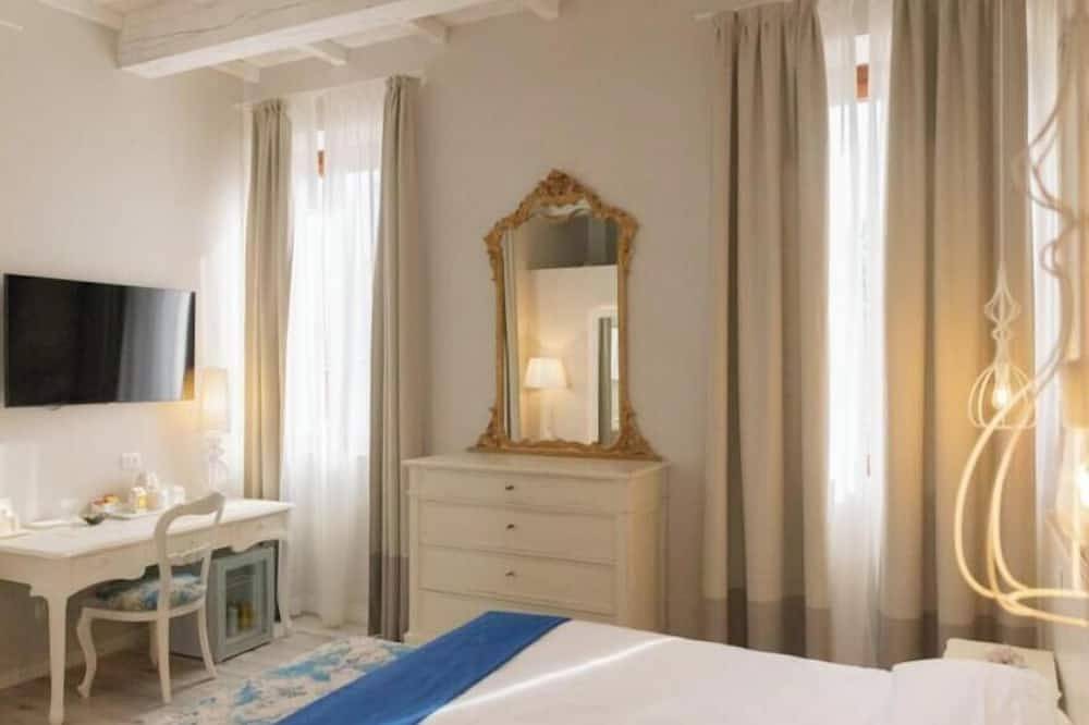 Villa La Personala | Villa Storica con Piscina nella Campagna Modenese in Mirandola, Provincia di Modena