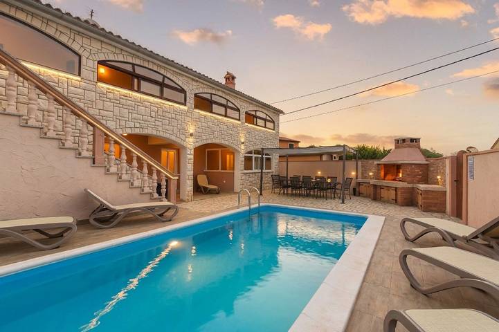 Ferienhaus für 12 Personen, mit Balkon und Terrasse sowie Garten und Pool in Sisan