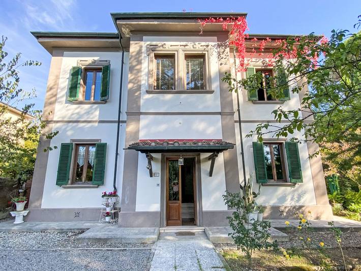Casa vacanza per 11 persone, con balcone e giardino nonché idromassaggio in Pomarance