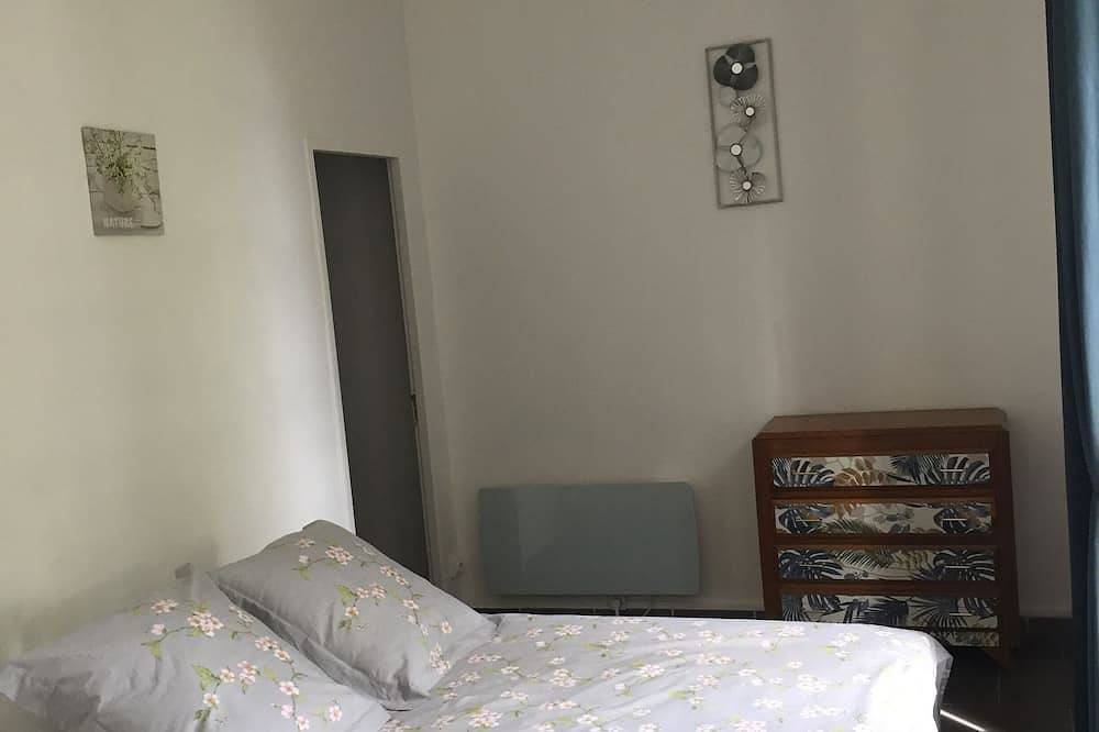 Entire apartment, Spacious renovated apartment in agricultural building in Peyrolles-en-Provence, Aix-en-Provence region