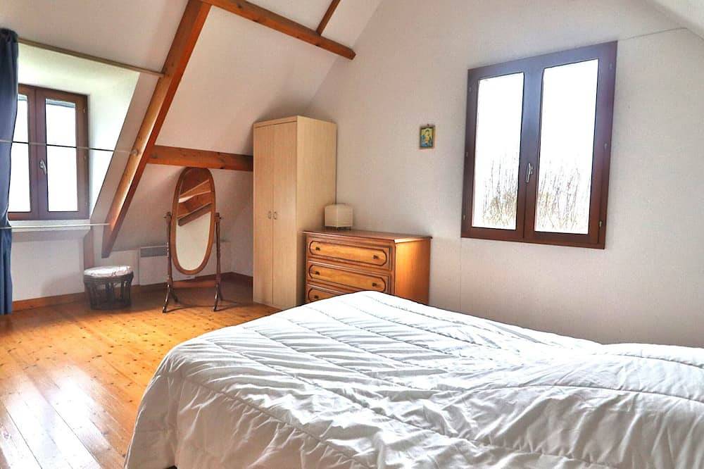 Seafront house with garden in Groix in Port Lay, Groix