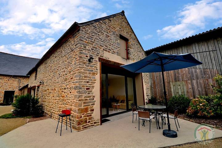 Gîte pour 3 personnes, avec Terrasse ainsi que Jardin et Vue dans Saint-Aubin-du-Cormier