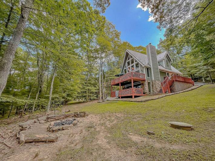 Vacation house for 8 people, with hot tub and terrace in Deep Creek Lake