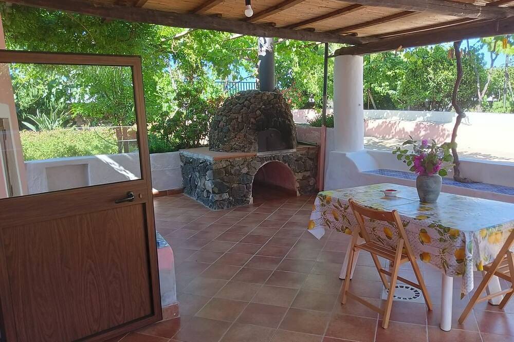 Appartamento intero, A casa di Fabrizio app il Forno in Filicudi, Provincia di Messina