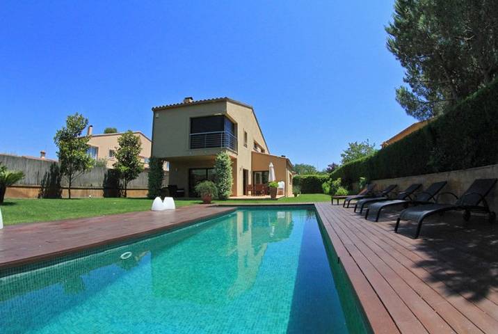 Casa rural para 8 personas, con terraza y jardín en Montrás