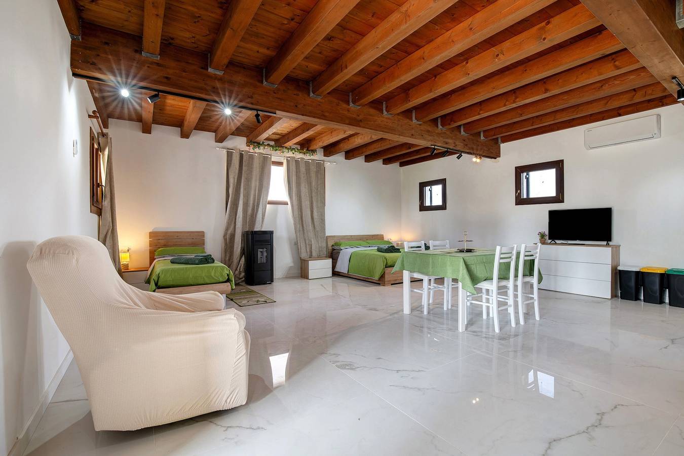 Ganze Wohnung, Apartment 'Elena' mit Gemeinschaftspool, Garten und Wlan in Jesolo