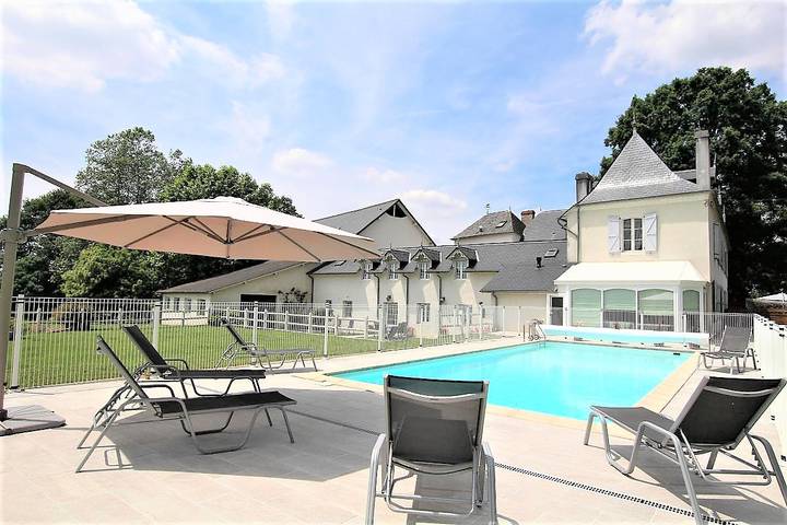 Gîte pour 6 personnes, avec terrasse ainsi que jardin et piscine à Poey-d'Oloron