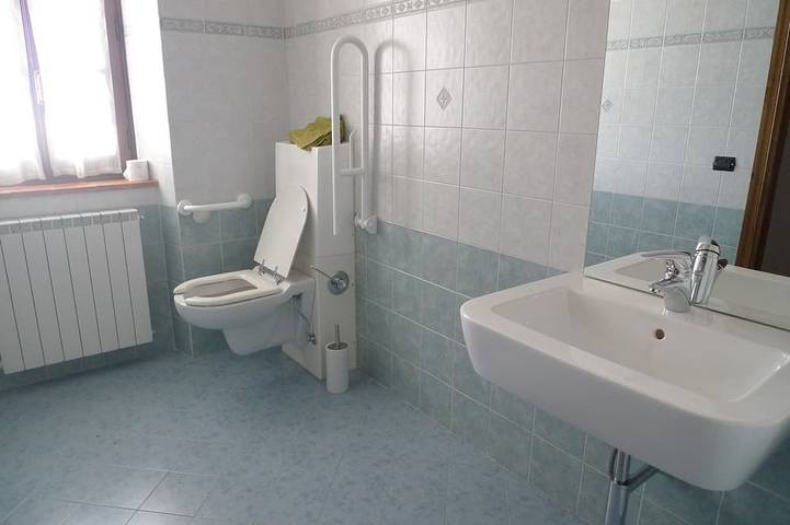 Spacious 5 bedroom villa with private pool, full wheelchair access with lift in Castiglione di Garfagnana, Garfagnana