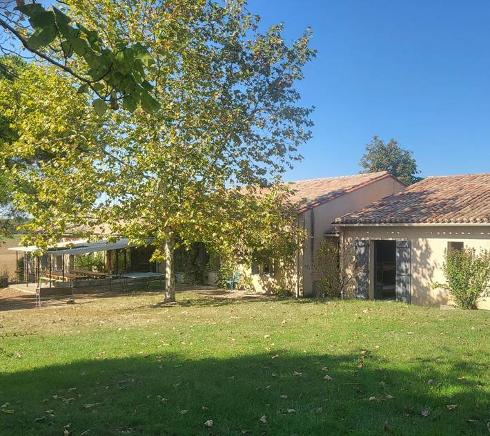 Gîte pour 40 personnes, avec terrasse ainsi que jardin et piscine, animaux acceptés - 1