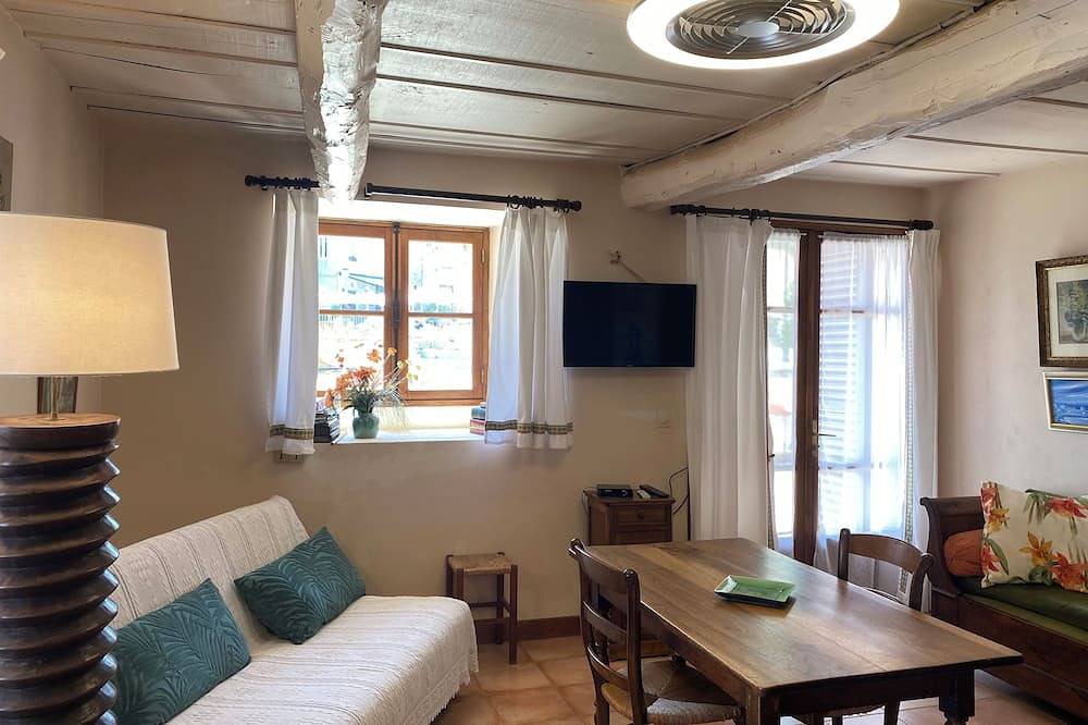 Geheel appartement, Twee kamers + terras, uitzicht op zee, haven van Erbalunga in Erbalunga, Cap Corse