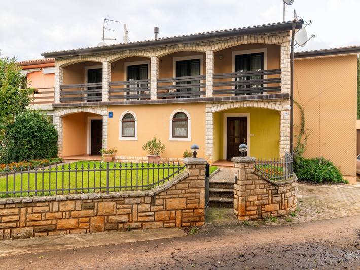 Ferienhaus für 8 Personen, mit Balkon und Terrasse sowie Pool in Brtonigla