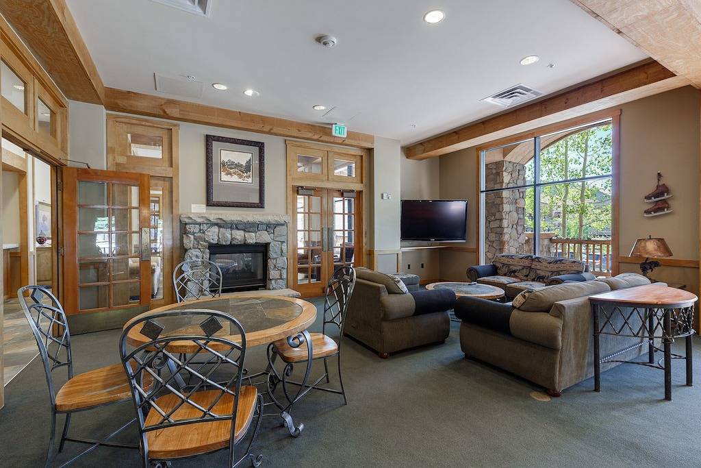 Ganze Wohnung, Eckschrank, King-Size-Bett, Premium-Bettwäsche, Blick auf den Dercum Square, kostenloses Wifi in Arapahoe Basin