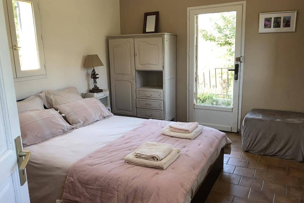 House with a magical view of the medieval village of Coursegoules. 30 min from the beaches in Coursegoules, Région de Cannes