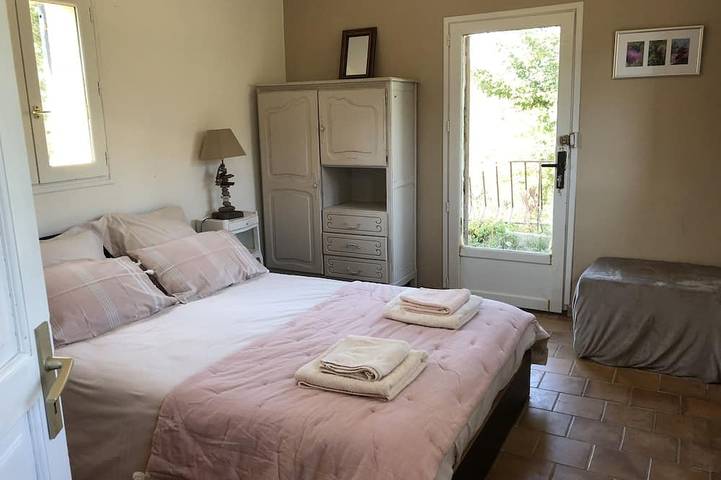 House with a magical view of the medieval village of Coursegoules. 30 min from the beaches in Coursegoules, Mittelmeerküste (Frankreich)