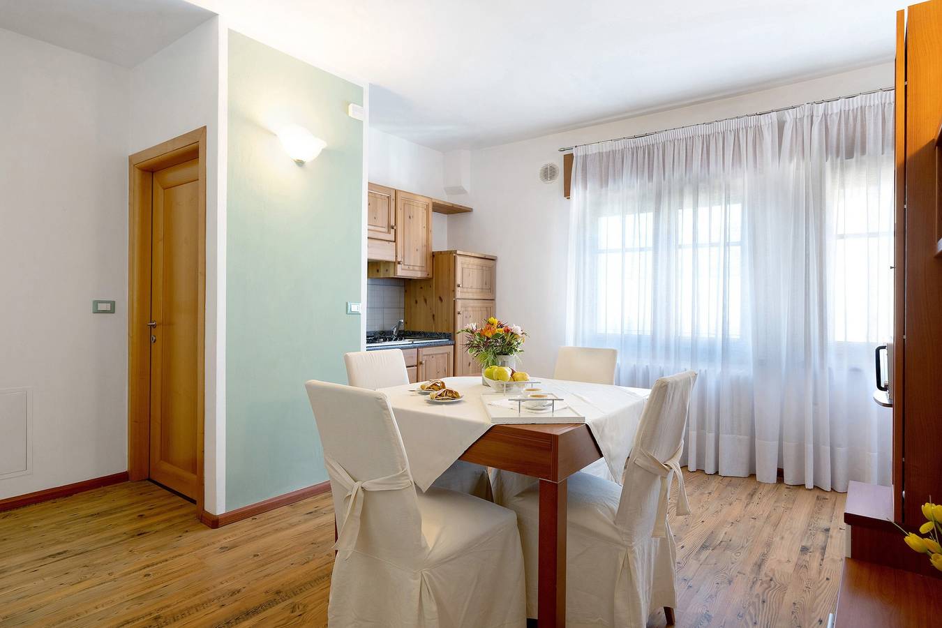Appartamento intero, Appartamento 'You An Me' con vista montagna, balcone e Wi-Fi in Levico Terme, Lago di Caldonazzo