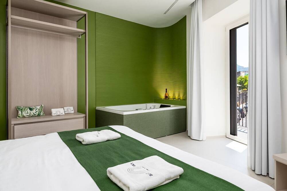 💎 Blu Sky Luxury Palace – Green Apartment: Luxury Retreat with In-Room Jacuzzi & Town View 🌿🛁 in Meta, Sorrento Coast