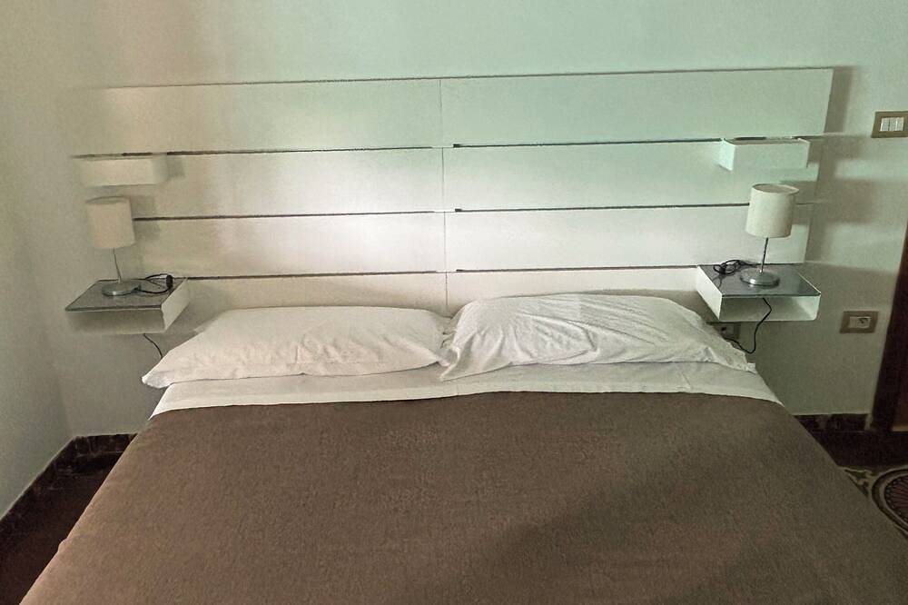 Double or Twin - Shared Bathroom and Private Parking in Loco in Potenza, Potenza Provinz