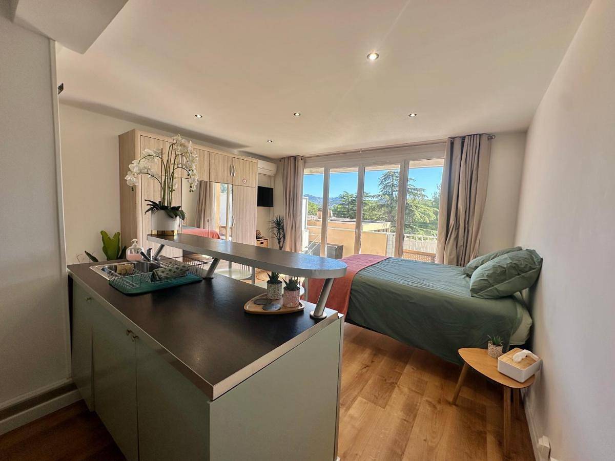 Appartement entier, One-Bedroom Apartment in Carnoux-en-Provence, Côte méditerranéenne (France)