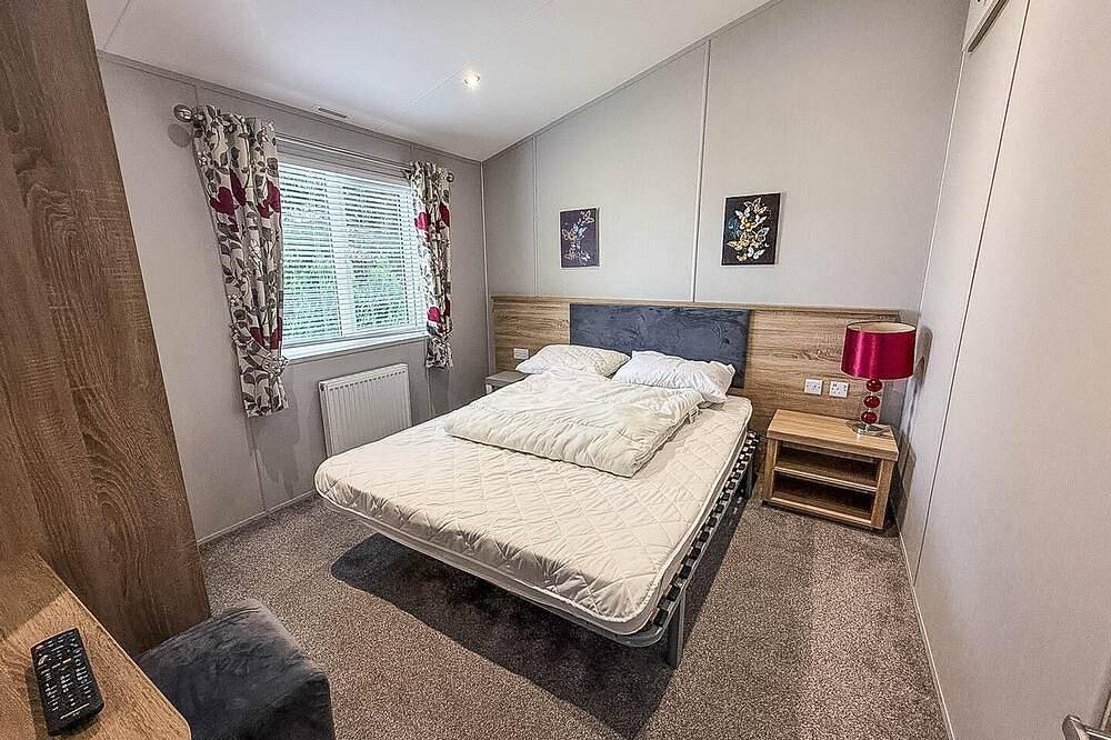 Stunning 4 berth lodge with decking at Breydon Water in Norfolk in Burgh Castle, Great Yarmouth