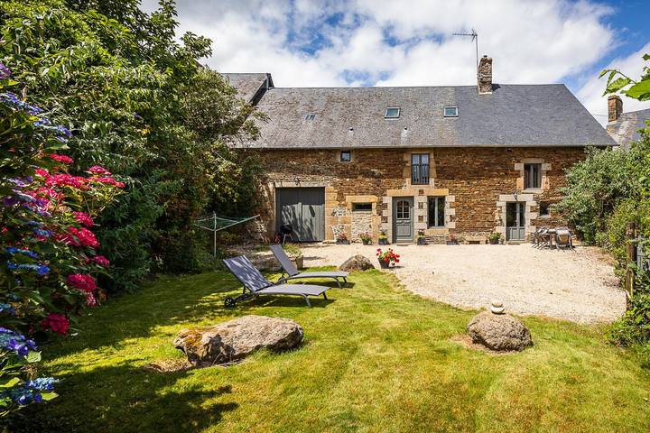 Gîte pour 6 personnes, avec Terrasse ainsi que Jardin et Vue à Sougéal