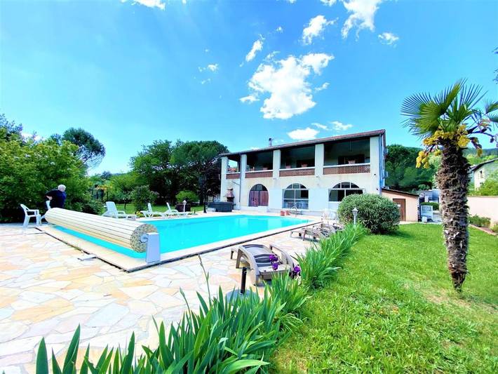 Maison d’hôte pour 3 personnes, avec Terrasse et Jacuzzi ainsi que Jardin et Piscine