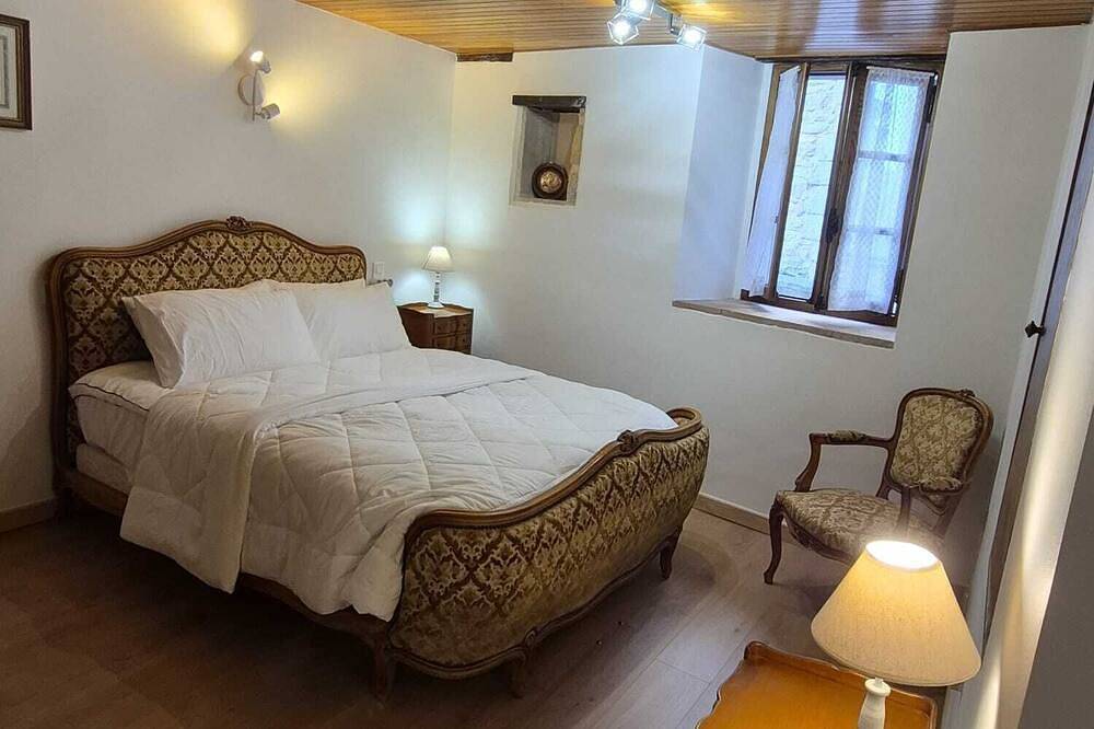 Spacioius holiday home with Ac in centre town of medieval Puycelsi in Puycelsi, Région d'Albi