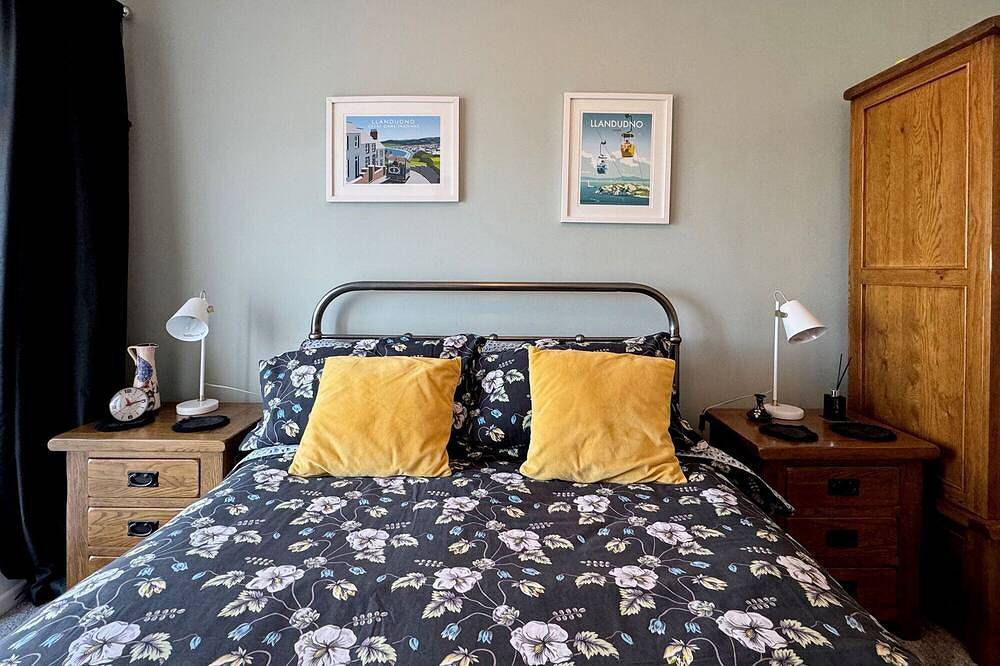 Glan Afon - Two Bedroom Cottage, Sleeps 4 in Deganwy, Conwy region